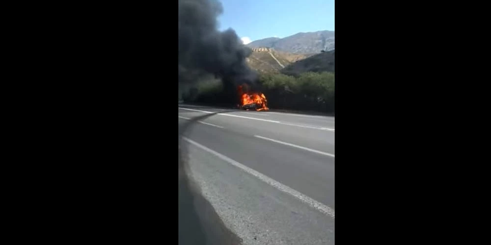 Απίστευτο βίντεο: Αυτοκίνητο τυλίχθηκε στις φλόγες στην Κρήτη